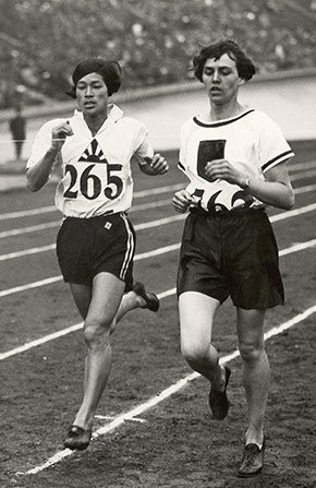 1928年アムステルダム大会女子800mでリナ・ラトケ（ドイツ）と競り合う人見（左）