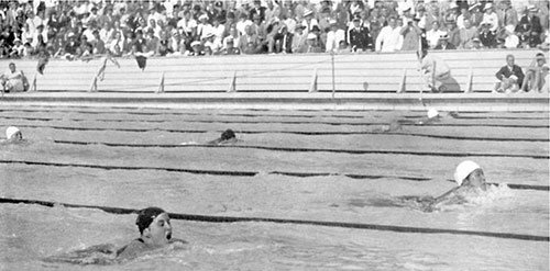1936年ベルリン大会女子200m平泳ぎでドイツのマルタ・ゲネンゲル（手前）を制してトップに立つ前畑（右）