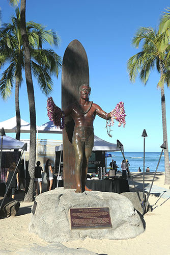 ワイキキビーチに立つデューク・カハナモクの銅像