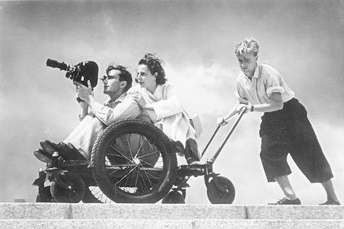 移動カメラで撮影するリーフェンシュタール（1936年／ドイツ連邦公文書館）