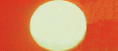 空を真っ赤に染めて太陽が昇る