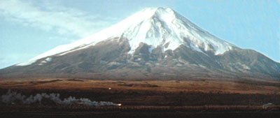 富士山をバックに聖火ランナーが走る