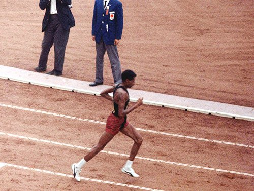 1964年東京大会のマラソンでプーマ製のシューズを履いて走るアベベ