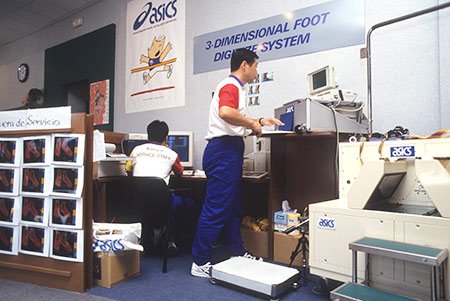 1992年バルセロナ大会の選手村内に設置されたアシックスのサービスブース