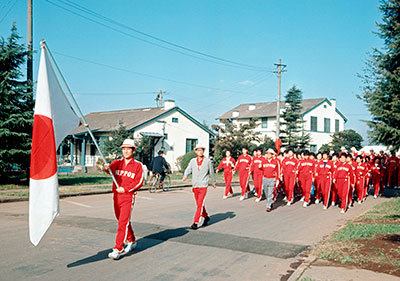 1964年東京オリンピックの選手村で入場行進の練習をする日本選手団。 旗手の後ろが選手団長の大島