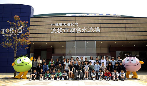 2009年にオープンした古橋廣之進記念浜松市総合水泳場。前列中央が古橋