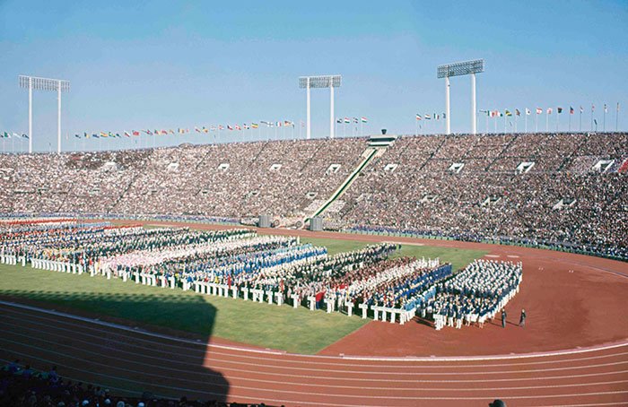 1964年東京大会の開会式。整列した各国の選手団