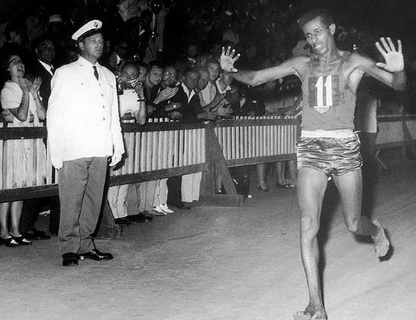 1960年ローマオリンピックのマラソン。裸足で走るアベベ