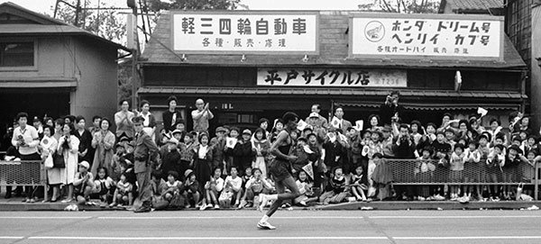 1964年東京オリンピックで甲州街道を走る