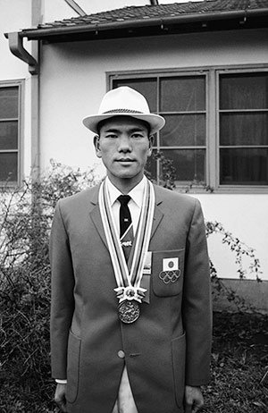 1964年東京大会の銅メダルをかけた円谷。生真面目な性格が表情から見てとれる