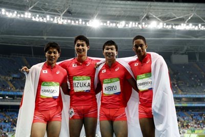 東京都障害者スポーツセンターを視察し、車いすテニスを体験(2016年)