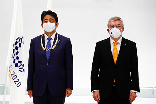 安倍元首相（左）が「オリンピックオーダー」を受賞。右はIOCバッハ会長（2020年11月）