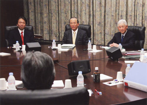 日本銀行副総裁として金融政策決定会合に出席（中央）。右は福井日銀総裁。（2007年2月）