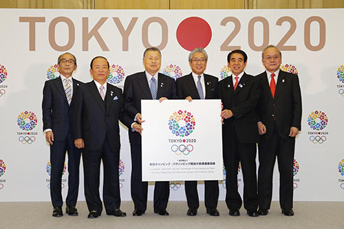 東京オリンピック・パラリンピック競技大会組織委員会が発足し事務総長に就任。（左から2人目）（2014年1月）
