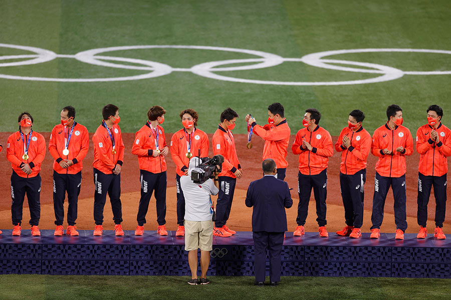 2020年東京オリンピック・パラリンピックの日本選手団公式ウェアは、アシックスが約4トン収集した古着をリサイクルした繊維で製作した。（野球 決勝戦 表彰式）写真：フォートキシモト