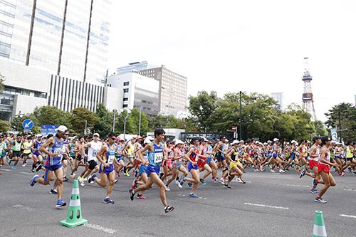 札幌大通り公園をスタートする北海道マラソン（2018年）