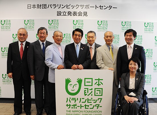 日本財団パラリンピックサポートセンター設立発表会見（左から3人目）（2015年）
リ