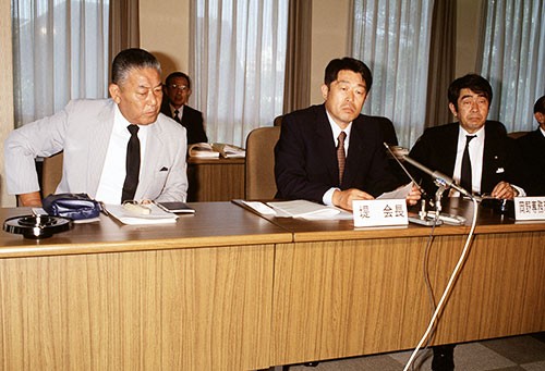 初代日本オリンピック委員会会長に就任（1989年）左は古橋廣之進氏、右は岡野俊一郎氏