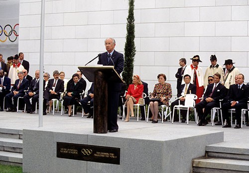 オリンピック・ミュージアムのオープニングセレモニーで挨拶するサマランチIOC会長
（当時）（1993年/ローザンヌ）