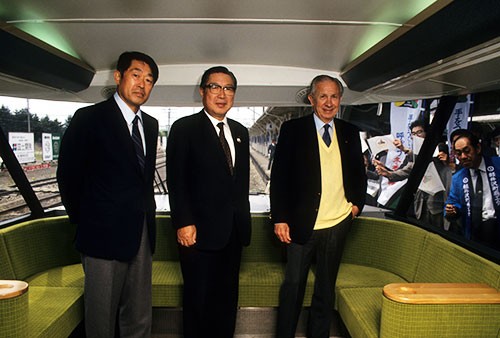 長野オリンピック招致活動中、千葉から長野までの特別列車の社内にて。右から
サマランチIOC会長、吉村午良長野県知事（何れも当時）、本人（1991年）