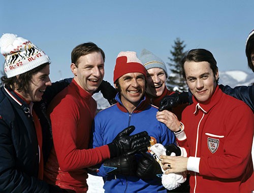 オーストリアのアルペンスキー選手カール・シュランツ（中央）（1972年/札幌オリンピック選手村にて。
この後追放になった）