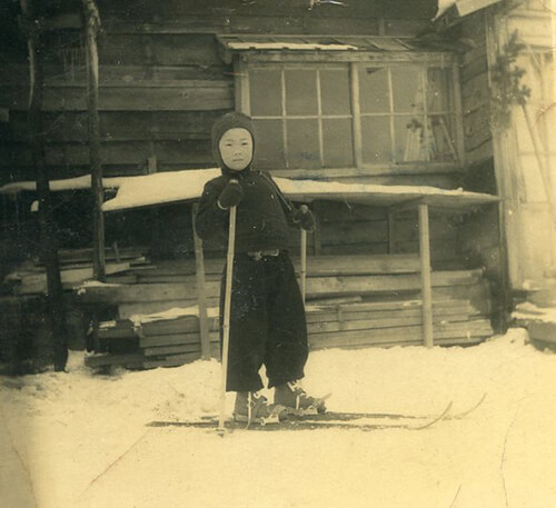 幼少期、スキーに親しむ