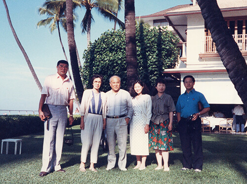 ハワイにて、丸笹、大塚ご夫妻と(左から大塚氏、丸笹夫妻、大塚夫人、泉夫妻）
