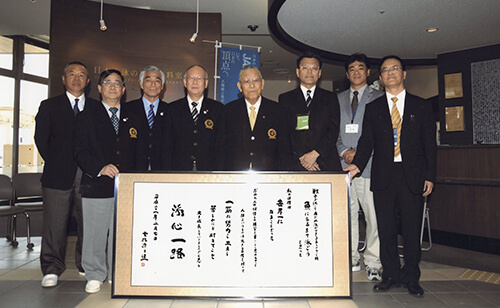 浜松国際プール開所式（古橋廣之進氏/右から4人目、佐野和夫氏/左から4人目、青木剛氏/左から3人目、泉氏/左から2人目）（2009年）
