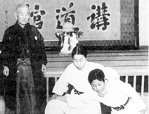 大日本体育協会（現日本スポーツ協会）を設立した嘉納治五郎（左）