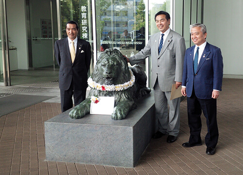 文部科学大臣に就任し日体大を表敬訪問。中央が馳浩氏。左が松浪健四郎理事長（2015年）