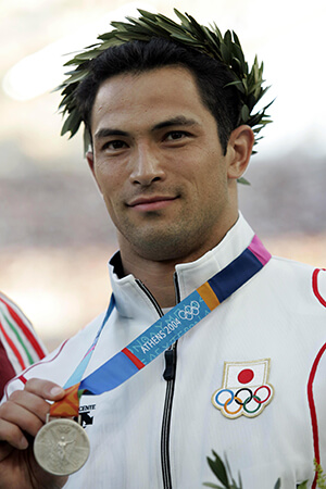 2004年アテネオリンピック陸上競技ハンマー投で金メダルを獲得。2020年にスポーツ庁長官に就任した室伏広治氏