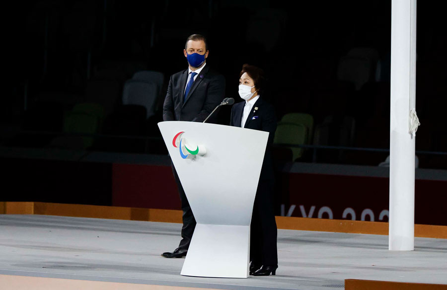 パラリンピック閉会式で挨拶する大会組織委員会橋本聖子会長（右）。 左は国際パラリンピック委員会（IPC）のアンドリュー・パーソンズ会長