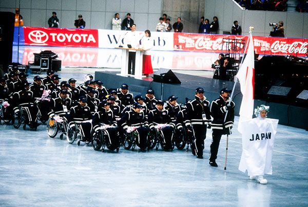 長野冬季パラリンピック（1998）開会式・日本選手団入場（前列左から3人目）
