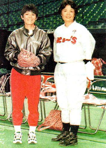プロゴルファーとして活躍した岡本綾子さん（右）と
