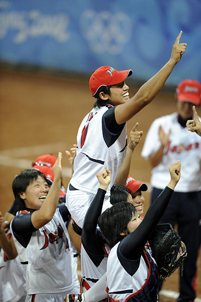 2008年北京オリンピックでは金メダルを獲得。肩車される上野選手
