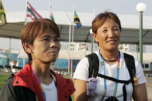 現日本女子代表監督宇津木麗華さん（右）と