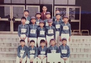 小学生時代、ミニバスケットの全国大会に出場(前列右から2人目)
