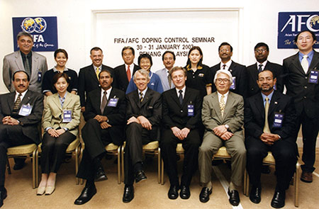 FIFAドーピングセミナー2003。前列左から2人目。