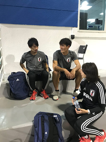 サッカー日本代表選手と話す土肥氏(2019年)