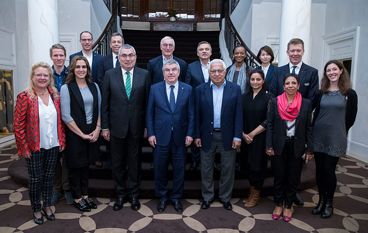 IOCメディカルコミッションのメンバーと。前列中央はバッハIOC会長。後列右から2人目が土肥氏（2018年）