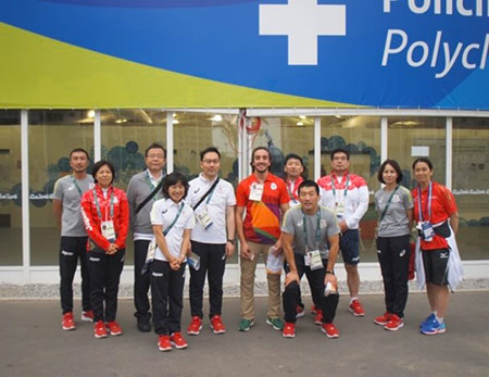 リオデジャネイロオリンピック日本選手団メディカルスタッフと選手村にて。右から二人目。（2016年）