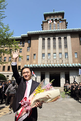 神奈川県知事に初当選し初登庁（2011年4月）