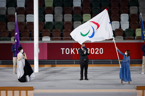 東京2020パラリンピック閉会式でパリに引き継がれたIPC旗