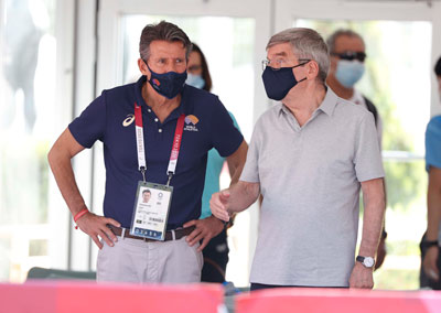 セバスチャン・コー氏。右はIOCバッハ会長(東京2020大会)