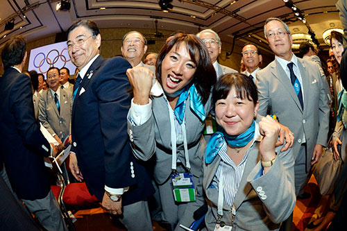 2020年東京大会決定を喜ぶ小谷さん（中央）。右は成田真由美さん（2013年/ブエノスアイレス）