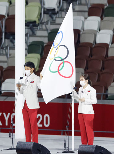東京2020オリンピック開会式での男女による選手宣誓。山縣亮太選手（左）と石川佳純選手