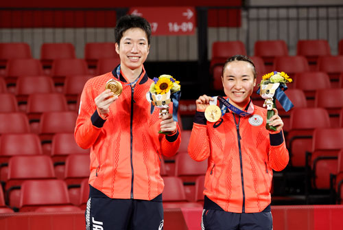 東京2020オリンピックで新種目となった卓球混合ダブルスで初代王者となった水谷準選手（左）と伊藤美誠選手