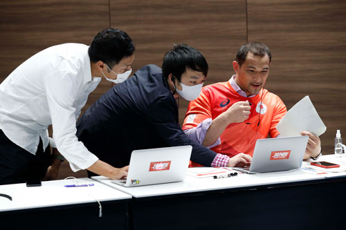 スポーツディレクターとして会議に臨む