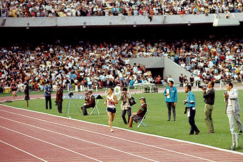 メキシコシティーオリンピックのマラソンで銀メダルを獲得した君原健二選手（1968年）