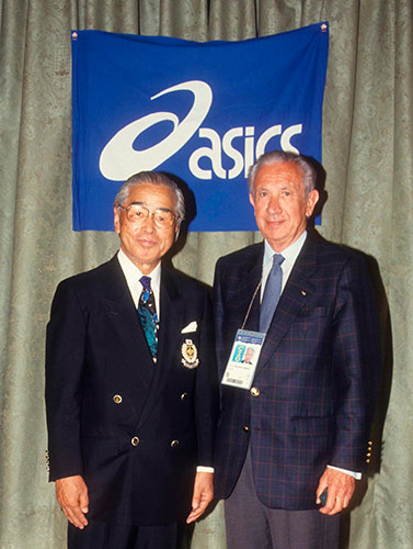 アシックスの創業者・鬼塚喜八郎氏(左)とIOC元会長サマランチ氏